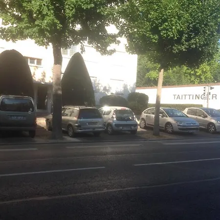 Cathedrale, Champagne Near, Park And Stores Close アパート *