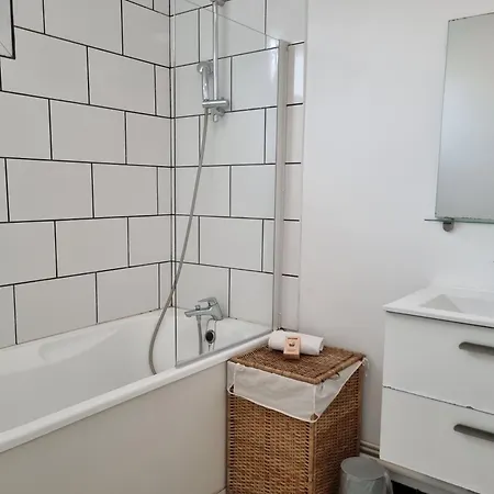 Cathedrale, Champagne Near, Park And Stores Close ריימס