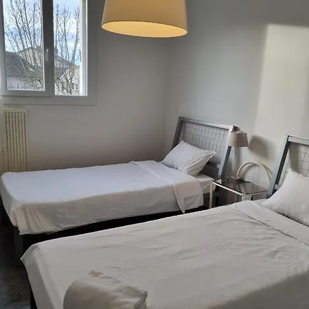 Cathedrale, Champagne Near, Park And Stores Close *